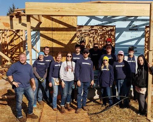 俄克拉荷马城 employees volunteer to build homes with Habitat for Humanity