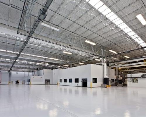 劳斯莱斯十字路口旋转设施的内部. 大型，工业，开放空间与荧光灯照明.
